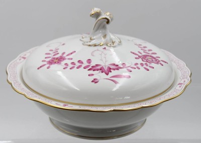 Auktion 361<br>Deckelterrine, Meissen, Schwertermarke, indisch Purpur, 2 Schleifstriche, guter Zustand, ca. H-16,5cm D-26,5cm [1]