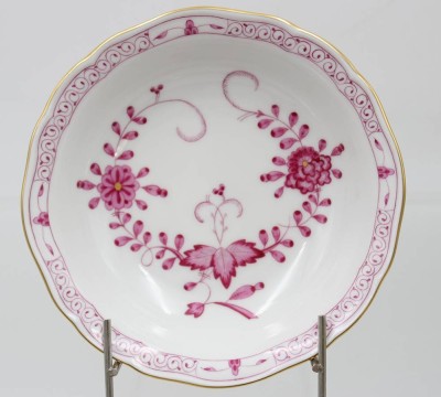 Auktion 361<br>kl. Schale, Meissen, Schwertermarke, indisch Purpur, 2 Schleifstriche, guter Zustand, ca. H-3,5cm D-14,5cm [1]