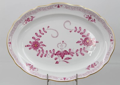 Auktion 361<br>ovale Platte, Meissen, Schwertermarke, indisch Purpur, 2 Schleifstriche, guter Zustand, ca. 30,3  x 22,5cm [1]