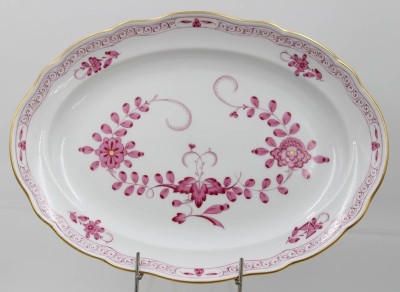 Auktion 361<br>ovale Platte, Meissen, Schwertermarke, indisch Purpur, 2 Schleifstriche, guter Zustand, ca. 30,3  x 22,5cm [1]