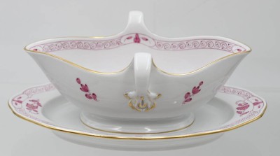 Auktion 361<br>Sauciere, Meissen, Schwertermarke, indisch Purpur, 2 Schleifstriche, guter Zustand, ca. H-9,7cm B-24,5cm [1]