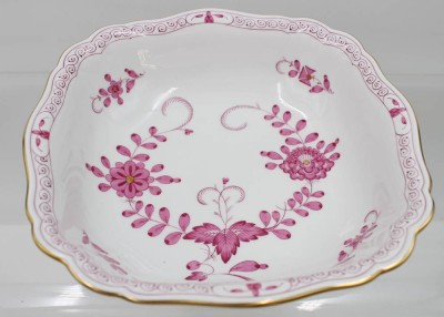 Auktion 361<br>Gemüseschale, Meissen, Schwertermarke, indisch Purpur, 2 Schleifstriche, H-6,7cm B-22,5cm [1]