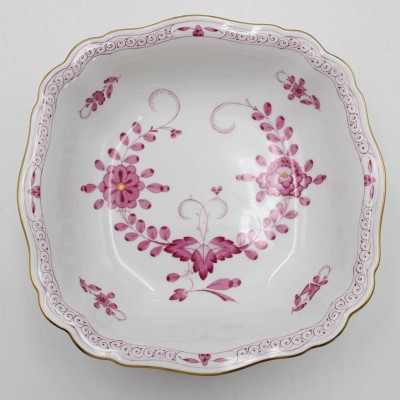 Auktion 361<br>Gemüseschale, Meissen, Schwertermarke, indisch Purpur, 2 Schleifstriche, H-6,7cm B-22,5cm [1]