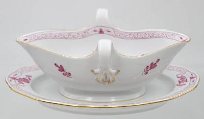 Auktion 361<br>Sauciere, Meissen, Schwertermarke, indisch Purpur, 2 Schleifstriche, guter Zustand, ca. H-10cm B-24,5cm [1]