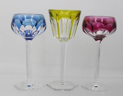 Auktion 361<br>3x Überfang-Weingläser, beschliffen, ca. H-18,5-19,5cm [1]