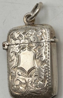 Auktion 361<br>antiker Vesta Koffer, Birmingham 1901, Sterlingsilber, innen vergoldet, guter Zustand, ca. 4x2,5 cm (ohne Öse), 15,1 gr.  (Streichhölzer-Behälter) [1]