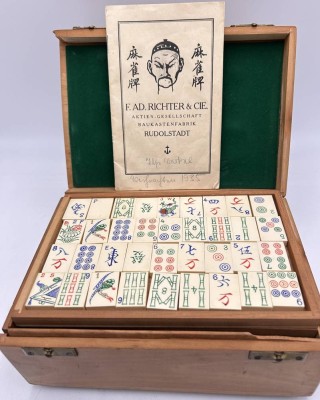Auktion 361<br>gr. Holzkasten mit Mah Jong Spiel, 1935, komplett mit Spielanleitung, Herst. Fa RichterCie, Baukasten-Fabrik Rudolstadt, mass. Messing Schliessen, gut erhalten [1]