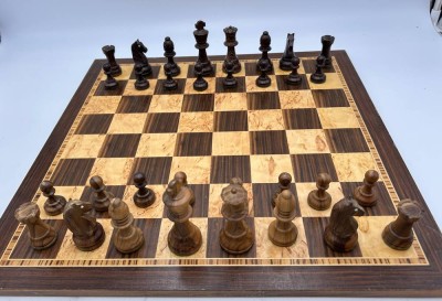 Auktion 361<br>Schachbrett mit Holzfiguren in Holzkasten, kompl mit 32 Figuren, H-max 8 cm, Platte 42x42 cm [1]