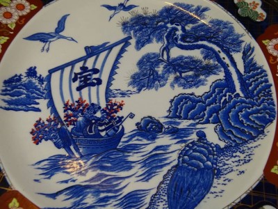 Auktion 361<br>grosse Imari-Platte, mittig Blaumalerei, D-41 cm [1]
