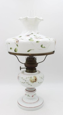 Auktion 361<br>Petroleum-Lampe, 19. Jhd., Milchglas mit floraler Bemalung, Zylinder beschädigt, ca. H-50cm [1]