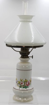 Auktion 361<br>Tisch Petroleumlampe, Porzellanstand mit Blumendekor, H-ca. 50 cm, Schirm Rand beschädigt [1]