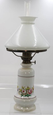 Auktion 361<br>Tisch Petroleumlampe, Porzellanstand mit Blumendekor, H-ca. 50 cm, Schirm Rand beschädigt [1]