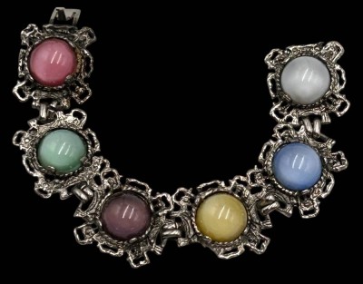 Auktion 361<br>Armbamnd mit bunten Halbkugeln, versilbert, ein Eckchen Metall  fehlt, L-19 cm [1]