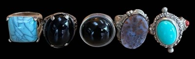 Auktion 361<br>5x grosse, versilberte Ringe mit Halbedelsteinen [1]