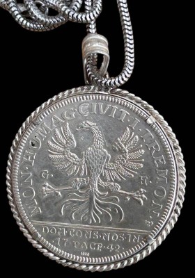 Auktion 361<br>Münzanhänger an Silberkette, Huldigungsmedaillon für Karl VI, datiert 1742, wohl Dortmund,  Feinsilber -1000- 41,6 gr [1]