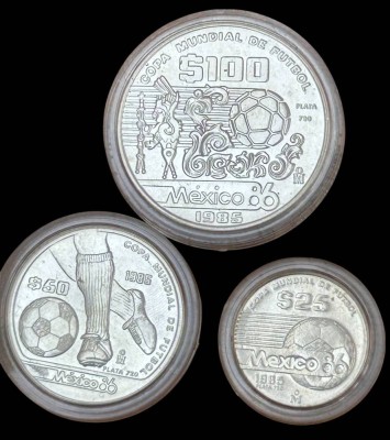 Auktion 361<br>3x Mexicanische Silber-Münzen, 100-50-25  Pesos, 1985, WM Mexico 1986, alle Silber-720-, zus. ca. 60 gr, alle boxed, stempelglanz [1]