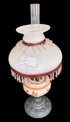 Auktion 361<br>Gründerzeit-Tisch Petroleumlampe mit weissen Schirm, Zinkguss-Staqnd [1]