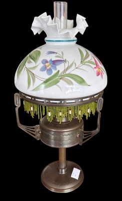 Auktion 361<br>Jugendstil-Tisch Petroleumlampebemalten  Schirm, grüne Fransen, Metallstand [1]