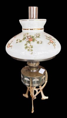 Auktion 361<br>Jugendstil Tisch Petroleumlampe mit bemalten Schirm, Metall [1]