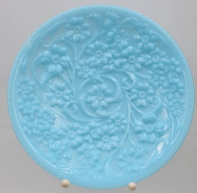Auktion 361<br>blauer Teller mit  Blüten-Relief, D-22 cm [1]