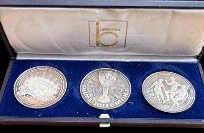 Auktion 361<br>3x Feinsilber-1000- Medaillen, Fussball WM 1974 in Etui, zus. 45,2 gr., [1]