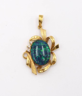 Auktion 361<br>schön gearbeiteter Anhänger mit Opaltriplette, 18 K GG, 3 wohl weiße Saphire?, 4,3gr., L-ca. 4cm [1]