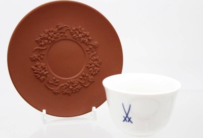 Auktion 361<br>Koppchen, Unterteller Böttcherporzellan, braun, mit Blättern und Blumen verziert, Meissen, Schwertermarke, 1- Wahl, ca. H-4,5cm [1]