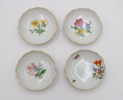 Auktion 361<br>4x kl. Schalen, Meissen, Schwertermarke, Blumenbemalungen, je 1. Wahl, ca. D-8cm [1]