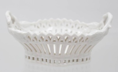 Auktion 361<br>kl. Korbschale, KPM Berlin, Weißporzellan, H-ca. 5cm, B-10cm [1]