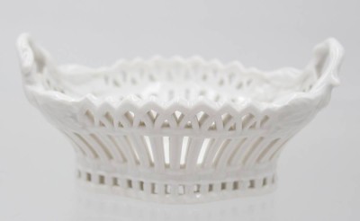 Auktion 361<br>kl. Korbschale, KPM Berlin, Weißporzellan, H-ca. 5cm, B-10cm [1]