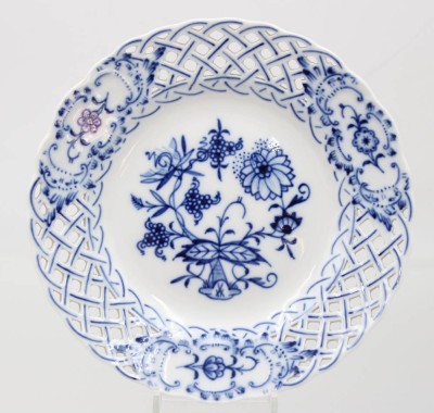 Auktion 361<br>kl. Zierteller, Meissen, Schwertermarke, Zwiebelmuster, 2 Schleifstriche, D-15cm [1]