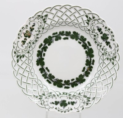 Auktion 361<br>kl. Zierteller, Meissen, Schwertermarke, Weinlaub, 2 Schleifstriche, D-15cm [1]