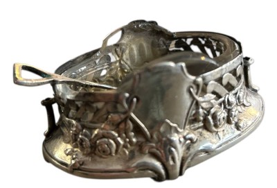 Auktion 361<br>Silber-Saliere -925-mit ausgefallener Salz-Schaufel-800- Glaseinsatz und Saliere beschädigt, H-3,2 cm, B-8 cm, Englisch um 1900 [1]