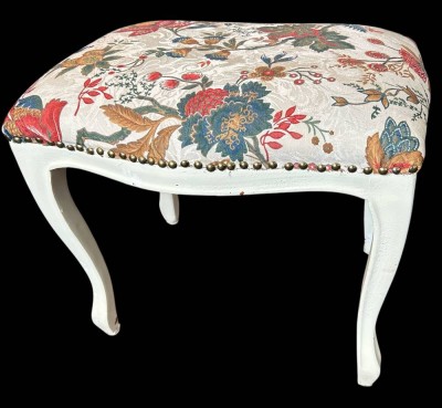 Auktion 361<br>kl. Stil-Hocker, weiss, H-ca. 44 cm,  49x35 cm [1]