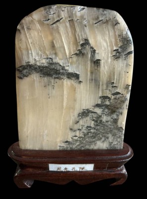 Auktion 361<br>Stein in Holzsockel, Landschaftsbemalung, chines. beschriftet? H-15 cm, B-12 cm [1]