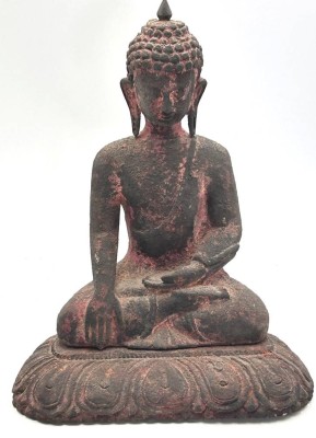 Auktion 361<br>antiker sitzender Buddha, varada mudra, Holz mit Resten alter Fassung, wohl Birma, 18.Jhd?, zweiteilig mit Sockel, H-ca. 33 cm, B-26 cm [1]