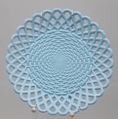Auktion 361<br>Zierteller, hellblaues Opalglas, älter, D-21,5cm, Standring mit Chips [1]