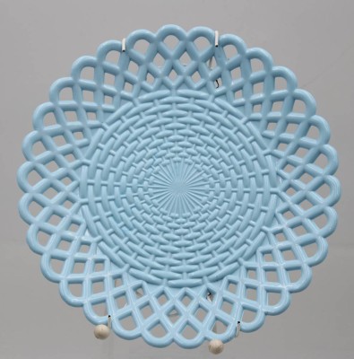 Auktion 361<br>Zierteller, hellblaues Opalglas, älter, D-21,5cm, Standring mit Chips [1]