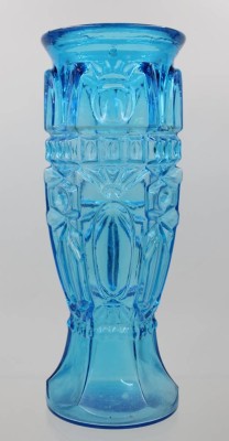 Auktion 361<br>hellblaue Pressglasvase, älter, ca. H-31cm [1]