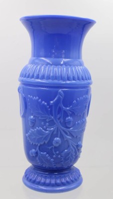 Auktion 361<br>Vase mit Eichenlaubrelief, blaues Opalglas, wohl Frankreich, ca. H-31cm [1]