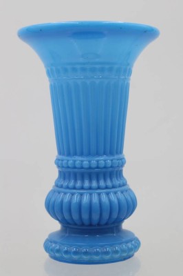 Auktion 361<br>Reliefierte Pressglasvase, älter, opalines Glas, ca. H-15cm [1]