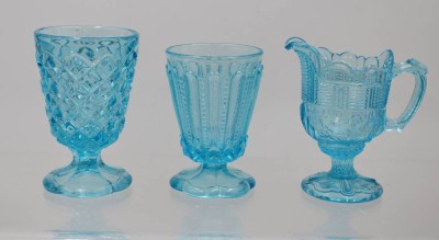 Auktion 361<br>Sahnekrug und 2 Gläser auf Stand, älteres hellblaues Pressglas, ca. H-12cm [1]