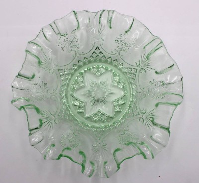 Auktion 361<br>Schale um 1900, Uranglas, kl. Besrossung, H-5cm D-18,2cm [1]