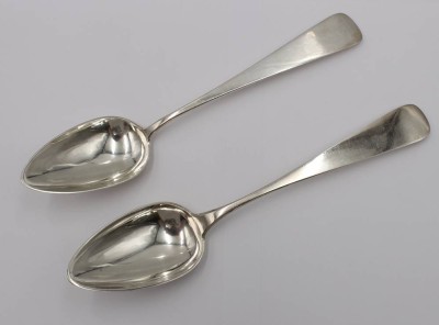 Auktion 361<br>2x Silber-Esslöffel, wohl lötiges Silber, 1x wohl Altona, zus. ca. 95gr., verso Punktgravuren und Datierungen 1864/67, ca. L-23cm [1]
