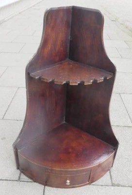 Auktion 361<br>Pfeifen-Eckschrank mit einer Schublade, H-57cm [1]