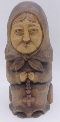 Auktion 361<br>Holzschnitzerei, alte Frau, in Boden sign, (A.Kokadzetchu....?) wohl polnisch, H-25 cm [1]
