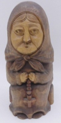 Auktion 361<br>Holzschnitzerei, alte Frau, in Boden sign, (A.Kokadzetchu....?) wohl polnisch, H-25 cm [1]