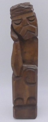Auktion 361<br>rechteckige Holzfigur, sitzender Mann, H-37 cm, ca. 8x8 cm [1]
