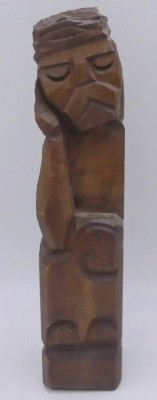 Auktion 361<br>rechteckige Holzfigur, sitzender Mann, H-37 cm, ca. 8x8 cm [1]