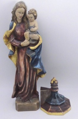 Auktion 361<br>Holzschnitzerei, hohe Madonnenfigur mit Kind , einzeln stellbar bzw  mit  Wandkonsole, farbig gefasst, wohl Südtirol, Mitte 20.Jhd., Madonna H-56 cm,  Wandkonsole 19 cm [1]